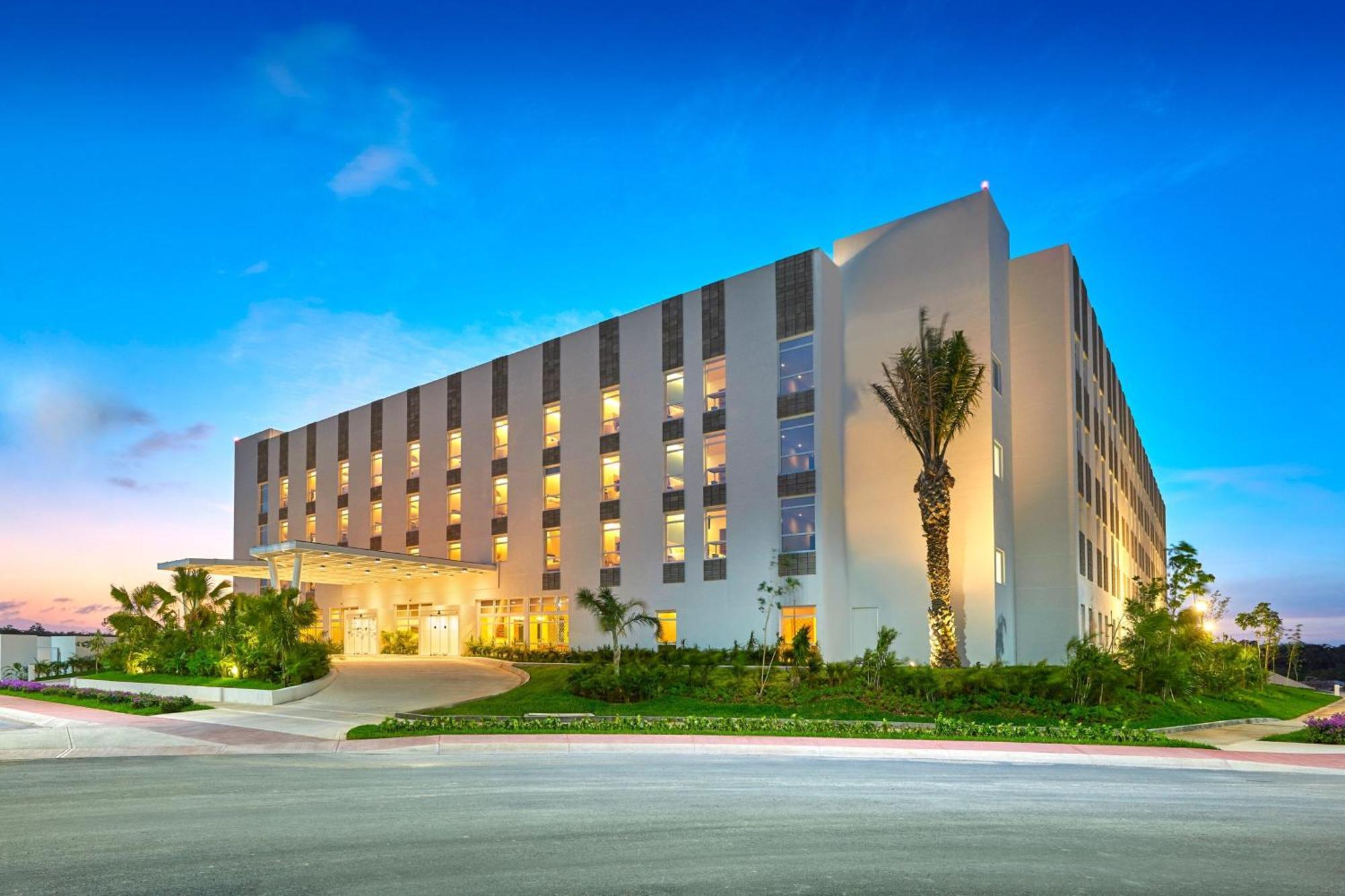 City Express Plus By Marriott Cancun Aeropuerto Riviera Bagian luar foto