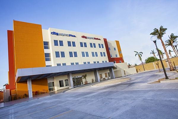 City Express Plus By Marriott Cancun Aeropuerto Riviera Bagian luar foto